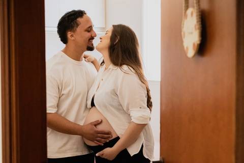 Ensaio gestante em Ribeirão Preto com fotógrafo especializado. Carol e Léo escolheram uma praça cheia de história para registrar a doce espera pela Sarah. Fotos naturais, com emoção, conexão e luz suave da manhã.'
