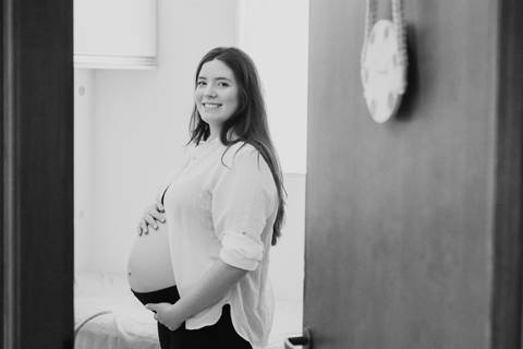 Ensaio gestante em Ribeirão Preto com fotógrafo especializado. Carol e Léo escolheram uma praça cheia de história para registrar a doce espera pela Sarah. Fotos naturais, com emoção, conexão e luz suave da manhã.'
