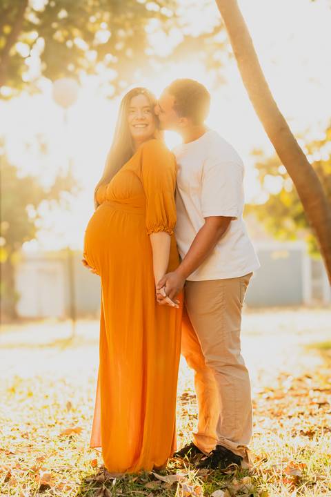Ensaio gestante em Ribeirão Preto com fotógrafo especializado. Carol e Léo escolheram uma praça cheia de história para registrar a doce espera pela Sarah. Fotos naturais, com emoção, conexão e luz suave da manhã.'