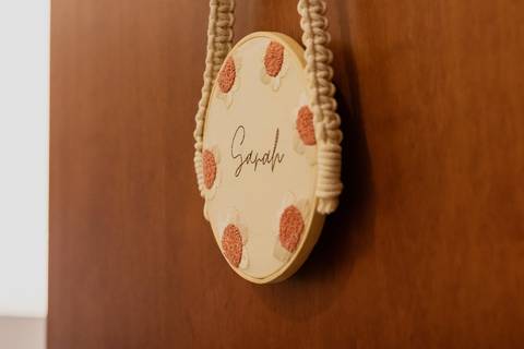 Ensaio gestante em Ribeirão Preto com fotógrafo especializado. Carol e Léo escolheram uma praça cheia de história para registrar a doce espera pela Sarah. Fotos naturais, com emoção, conexão e luz suave da manhã.'