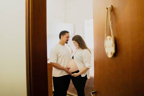 Ensaio gestante em Ribeirão Preto com fotógrafo especializado. Carol e Léo escolheram uma praça cheia de história para registrar a doce espera pela Sarah. Fotos naturais, com emoção, conexão e luz suave da manhã.'