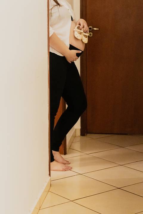 Ensaio gestante em Ribeirão Preto com fotógrafo especializado. Carol e Léo escolheram uma praça cheia de história para registrar a doce espera pela Sarah. Fotos naturais, com emoção, conexão e luz suave da manhã.'