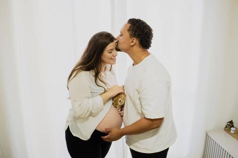 Ensaio gestante em Ribeirão Preto com fotógrafo especializado. Carol e Léo escolheram uma praça cheia de história para registrar a doce espera pela Sarah. Fotos naturais, com emoção, conexão e luz suave da manhã.'
