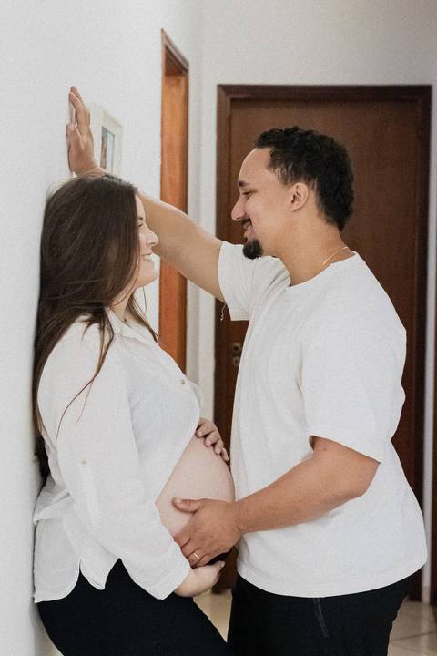 Ensaio gestante em Ribeirão Preto com fotógrafo especializado. Carol e Léo escolheram uma praça cheia de história para registrar a doce espera pela Sarah. Fotos naturais, com emoção, conexão e luz suave da manhã.'