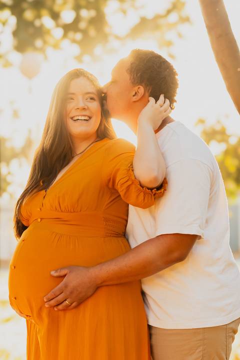 Ensaio gestante em Ribeirão Preto com fotógrafo especializado. Carol e Léo escolheram uma praça cheia de história para registrar a doce espera pela Sarah. Fotos naturais, com emoção, conexão e luz suave da manhã.'