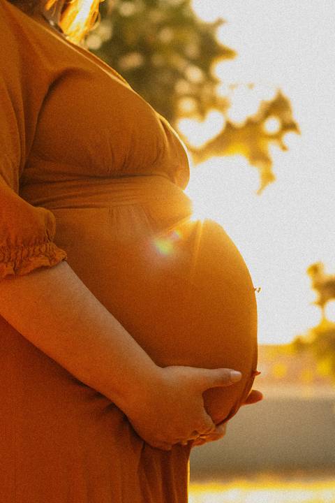 Ensaio gestante em Ribeirão Preto com fotógrafo especializado. Carol e Léo escolheram uma praça cheia de história para registrar a doce espera pela Sarah. Fotos naturais, com emoção, conexão e luz suave da manhã.'