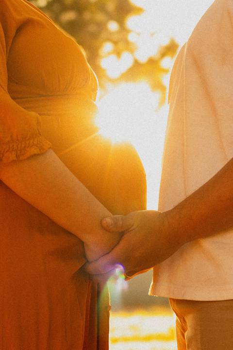 Ensaio gestante em Ribeirão Preto com fotógrafo especializado. Carol e Léo escolheram uma praça cheia de história para registrar a doce espera pela Sarah. Fotos naturais, com emoção, conexão e luz suave da manhã.'