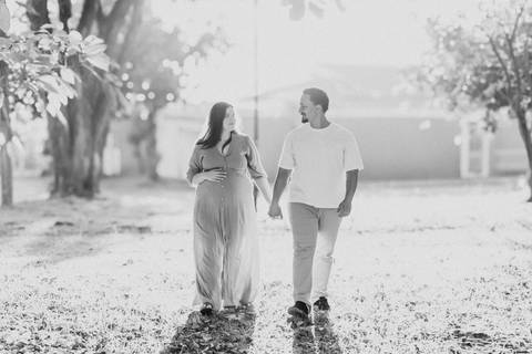 Ensaio gestante em Ribeirão Preto com fotógrafo especializado. Carol e Léo escolheram uma praça cheia de história para registrar a doce espera pela Sarah. Fotos naturais, com emoção, conexão e luz suave da manhã.'