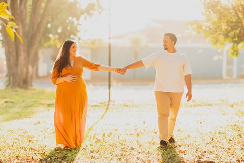 Ensaio gestante em Ribeirão Preto com fotógrafo especializado. Carol e Léo escolheram uma praça cheia de história para registrar a doce espera pela Sarah. Fotos naturais, com emoção, conexão e luz suave da manhã.'