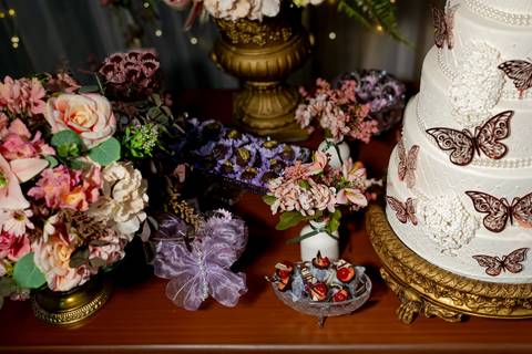 A magia de uma noite inteira em um só olhar. ✨ Foi assim que a Isabella viveu seu conto de fadas de 15 anos aqui em Ribeirão Preto. Mais que fotos, capturamos a essência de um sonho realizado. Do brilho no vestido à felicidade no olhar, cada detalhe conta'