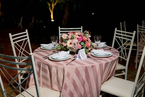 A magia de uma noite inteira em um só olhar. ✨ Foi assim que a Isabella viveu seu conto de fadas de 15 anos aqui em Ribeirão Preto. Mais que fotos, capturamos a essência de um sonho realizado. Do brilho no vestido à felicidade no olhar, cada detalhe conta'