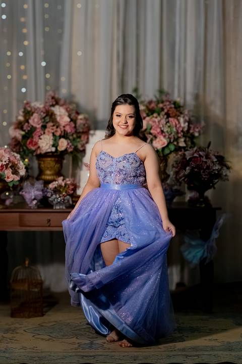 A magia de uma noite inteira em um só olhar. ✨ Foi assim que a Isabella viveu seu conto de fadas de 15 anos aqui em Ribeirão Preto. Mais que fotos, capturamos a essência de um sonho realizado. Do brilho no vestido à felicidade no olhar, cada detalhe conta'