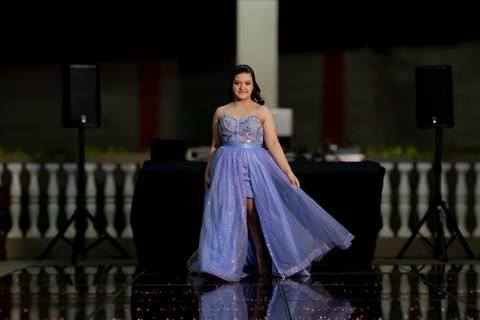 A magia de uma noite inteira em um só olhar. ✨ Foi assim que a Isabella viveu seu conto de fadas de 15 anos aqui em Ribeirão Preto. Mais que fotos, capturamos a essência de um sonho realizado. Do brilho no vestido à felicidade no olhar, cada detalhe conta'