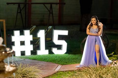 A magia de uma noite inteira em um só olhar. ✨ Foi assim que a Isabella viveu seu conto de fadas de 15 anos aqui em Ribeirão Preto. Mais que fotos, capturamos a essência de um sonho realizado. Do brilho no vestido à felicidade no olhar, cada detalhe conta'