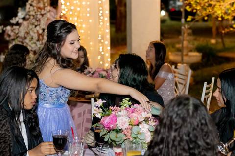 A magia de uma noite inteira em um só olhar. ✨ Foi assim que a Isabella viveu seu conto de fadas de 15 anos aqui em Ribeirão Preto. Mais que fotos, capturamos a essência de um sonho realizado. Do brilho no vestido à felicidade no olhar, cada detalhe conta'
