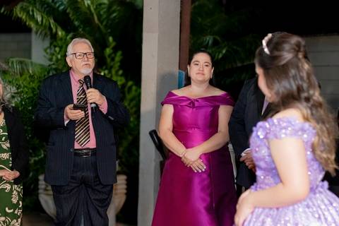 A magia de uma noite inteira em um só olhar. ✨ Foi assim que a Isabella viveu seu conto de fadas de 15 anos aqui em Ribeirão Preto. Mais que fotos, capturamos a essência de um sonho realizado. Do brilho no vestido à felicidade no olhar, cada detalhe conta'