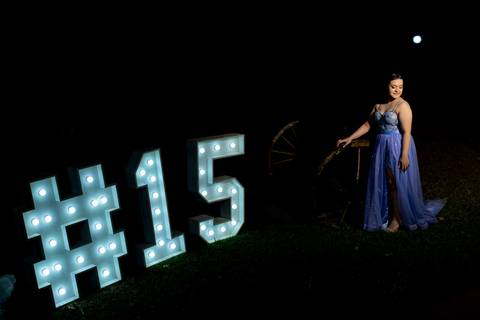 A magia de uma noite inteira em um só olhar. ✨ Foi assim que a Isabella viveu seu conto de fadas de 15 anos aqui em Ribeirão Preto. Mais que fotos, capturamos a essência de um sonho realizado. Do brilho no vestido à felicidade no olhar, cada detalhe conta'