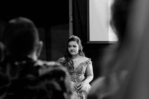A magia de uma noite inteira em um só olhar. ✨ Foi assim que a Isabella viveu seu conto de fadas de 15 anos aqui em Ribeirão Preto. Mais que fotos, capturamos a essência de um sonho realizado. Do brilho no vestido à felicidade no olhar, cada detalhe conta'