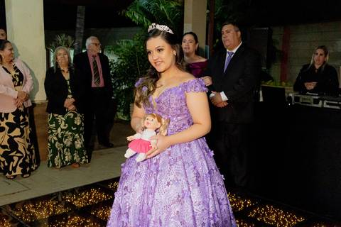 A magia de uma noite inteira em um só olhar. ✨ Foi assim que a Isabella viveu seu conto de fadas de 15 anos aqui em Ribeirão Preto. Mais que fotos, capturamos a essência de um sonho realizado. Do brilho no vestido à felicidade no olhar, cada detalhe conta'