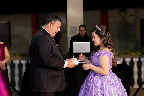 A magia de uma noite inteira em um só olhar. ✨ Foi assim que a Isabella viveu seu conto de fadas de 15 anos aqui em Ribeirão Preto. Mais que fotos, capturamos a essência de um sonho realizado. Do brilho no vestido à felicidade no olhar, cada detalhe conta'