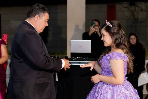 A magia de uma noite inteira em um só olhar. ✨ Foi assim que a Isabella viveu seu conto de fadas de 15 anos aqui em Ribeirão Preto. Mais que fotos, capturamos a essência de um sonho realizado. Do brilho no vestido à felicidade no olhar, cada detalhe conta'