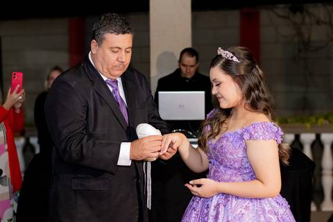 A magia de uma noite inteira em um só olhar. ✨ Foi assim que a Isabella viveu seu conto de fadas de 15 anos aqui em Ribeirão Preto. Mais que fotos, capturamos a essência de um sonho realizado. Do brilho no vestido à felicidade no olhar, cada detalhe conta'