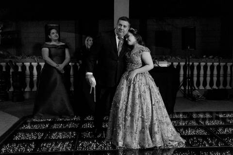 A magia de uma noite inteira em um só olhar. ✨ Foi assim que a Isabella viveu seu conto de fadas de 15 anos aqui em Ribeirão Preto. Mais que fotos, capturamos a essência de um sonho realizado. Do brilho no vestido à felicidade no olhar, cada detalhe conta'