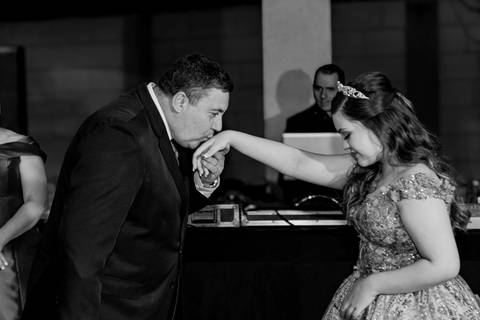 A magia de uma noite inteira em um só olhar. ✨ Foi assim que a Isabella viveu seu conto de fadas de 15 anos aqui em Ribeirão Preto. Mais que fotos, capturamos a essência de um sonho realizado. Do brilho no vestido à felicidade no olhar, cada detalhe conta'