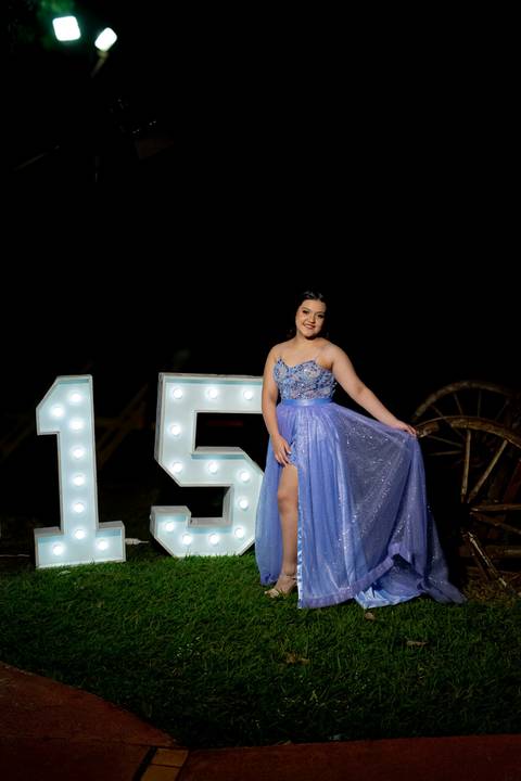 A magia de uma noite inteira em um só olhar. ✨ Foi assim que a Isabella viveu seu conto de fadas de 15 anos aqui em Ribeirão Preto. Mais que fotos, capturamos a essência de um sonho realizado. Do brilho no vestido à felicidade no olhar, cada detalhe conta'