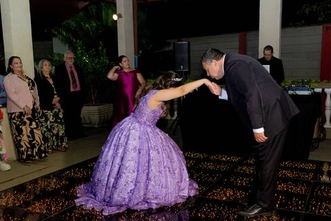 A magia de uma noite inteira em um só olhar. ✨ Foi assim que a Isabella viveu seu conto de fadas de 15 anos aqui em Ribeirão Preto. Mais que fotos, capturamos a essência de um sonho realizado. Do brilho no vestido à felicidade no olhar, cada detalhe conta'