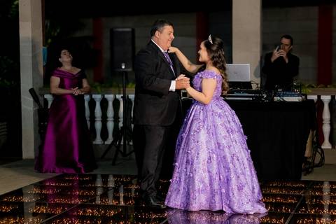 A magia de uma noite inteira em um só olhar. ✨ Foi assim que a Isabella viveu seu conto de fadas de 15 anos aqui em Ribeirão Preto. Mais que fotos, capturamos a essência de um sonho realizado. Do brilho no vestido à felicidade no olhar, cada detalhe conta'