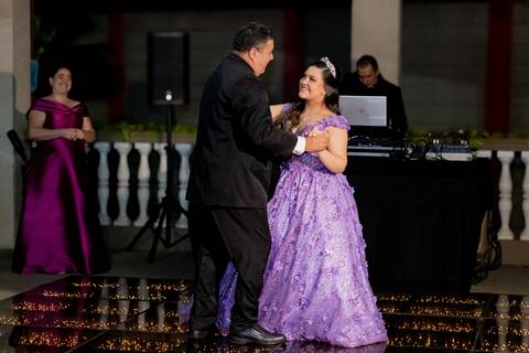 A magia de uma noite inteira em um só olhar. ✨ Foi assim que a Isabella viveu seu conto de fadas de 15 anos aqui em Ribeirão Preto. Mais que fotos, capturamos a essência de um sonho realizado. Do brilho no vestido à felicidade no olhar, cada detalhe conta'