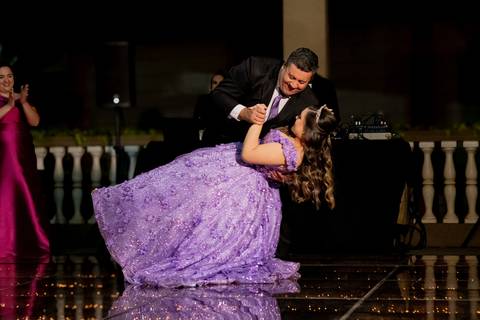 A magia de uma noite inteira em um só olhar. ✨ Foi assim que a Isabella viveu seu conto de fadas de 15 anos aqui em Ribeirão Preto. Mais que fotos, capturamos a essência de um sonho realizado. Do brilho no vestido à felicidade no olhar, cada detalhe conta'