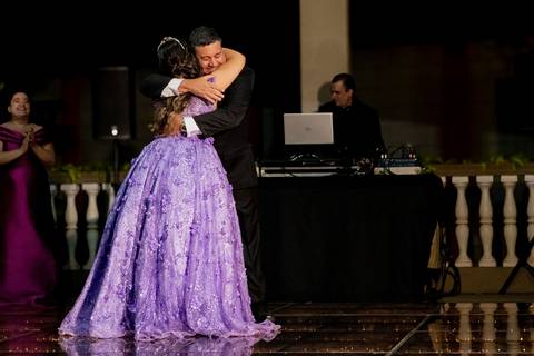 A magia de uma noite inteira em um só olhar. ✨ Foi assim que a Isabella viveu seu conto de fadas de 15 anos aqui em Ribeirão Preto. Mais que fotos, capturamos a essência de um sonho realizado. Do brilho no vestido à felicidade no olhar, cada detalhe conta'