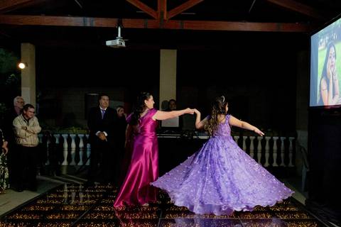 A magia de uma noite inteira em um só olhar. ✨ Foi assim que a Isabella viveu seu conto de fadas de 15 anos aqui em Ribeirão Preto. Mais que fotos, capturamos a essência de um sonho realizado. Do brilho no vestido à felicidade no olhar, cada detalhe conta'