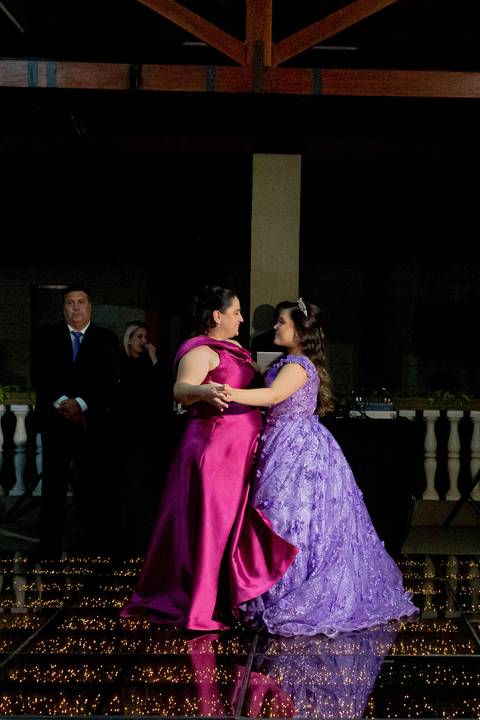 A magia de uma noite inteira em um só olhar. ✨ Foi assim que a Isabella viveu seu conto de fadas de 15 anos aqui em Ribeirão Preto. Mais que fotos, capturamos a essência de um sonho realizado. Do brilho no vestido à felicidade no olhar, cada detalhe conta'