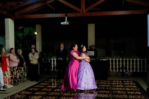 A magia de uma noite inteira em um só olhar. ✨ Foi assim que a Isabella viveu seu conto de fadas de 15 anos aqui em Ribeirão Preto. Mais que fotos, capturamos a essência de um sonho realizado. Do brilho no vestido à felicidade no olhar, cada detalhe conta'