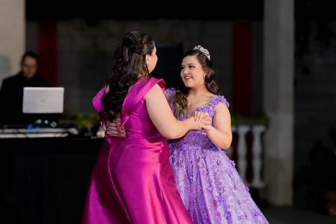 A magia de uma noite inteira em um só olhar. ✨ Foi assim que a Isabella viveu seu conto de fadas de 15 anos aqui em Ribeirão Preto. Mais que fotos, capturamos a essência de um sonho realizado. Do brilho no vestido à felicidade no olhar, cada detalhe conta'