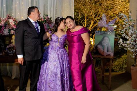 A magia de uma noite inteira em um só olhar. ✨ Foi assim que a Isabella viveu seu conto de fadas de 15 anos aqui em Ribeirão Preto. Mais que fotos, capturamos a essência de um sonho realizado. Do brilho no vestido à felicidade no olhar, cada detalhe conta'