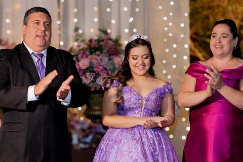 A magia de uma noite inteira em um só olhar. ✨ Foi assim que a Isabella viveu seu conto de fadas de 15 anos aqui em Ribeirão Preto. Mais que fotos, capturamos a essência de um sonho realizado. Do brilho no vestido à felicidade no olhar, cada detalhe conta'