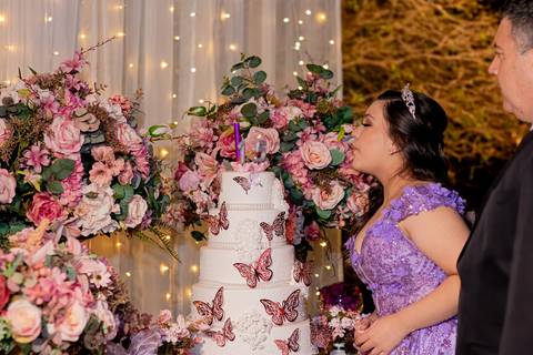 A magia de uma noite inteira em um só olhar. ✨ Foi assim que a Isabella viveu seu conto de fadas de 15 anos aqui em Ribeirão Preto. Mais que fotos, capturamos a essência de um sonho realizado. Do brilho no vestido à felicidade no olhar, cada detalhe conta'