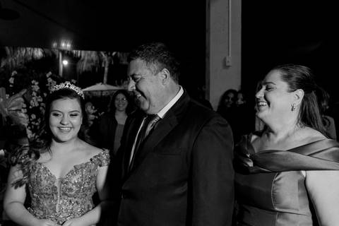 A magia de uma noite inteira em um só olhar. ✨ Foi assim que a Isabella viveu seu conto de fadas de 15 anos aqui em Ribeirão Preto. Mais que fotos, capturamos a essência de um sonho realizado. Do brilho no vestido à felicidade no olhar, cada detalhe conta'