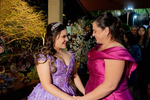 A magia de uma noite inteira em um só olhar. ✨ Foi assim que a Isabella viveu seu conto de fadas de 15 anos aqui em Ribeirão Preto. Mais que fotos, capturamos a essência de um sonho realizado. Do brilho no vestido à felicidade no olhar, cada detalhe conta'