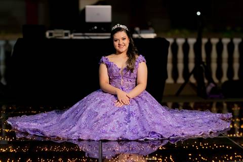 A magia de uma noite inteira em um só olhar. ✨ Foi assim que a Isabella viveu seu conto de fadas de 15 anos aqui em Ribeirão Preto. Mais que fotos, capturamos a essência de um sonho realizado. Do brilho no vestido à felicidade no olhar, cada detalhe conta'