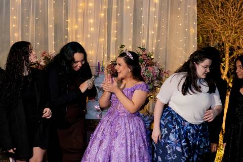 A magia de uma noite inteira em um só olhar. ✨ Foi assim que a Isabella viveu seu conto de fadas de 15 anos aqui em Ribeirão Preto. Mais que fotos, capturamos a essência de um sonho realizado. Do brilho no vestido à felicidade no olhar, cada detalhe conta'