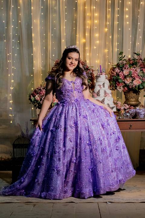 A magia de uma noite inteira em um só olhar. ✨ Foi assim que a Isabella viveu seu conto de fadas de 15 anos aqui em Ribeirão Preto. Mais que fotos, capturamos a essência de um sonho realizado. Do brilho no vestido à felicidade no olhar, cada detalhe conta'