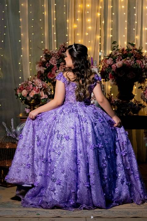 A magia de uma noite inteira em um só olhar. ✨ Foi assim que a Isabella viveu seu conto de fadas de 15 anos aqui em Ribeirão Preto. Mais que fotos, capturamos a essência de um sonho realizado. Do brilho no vestido à felicidade no olhar, cada detalhe conta'