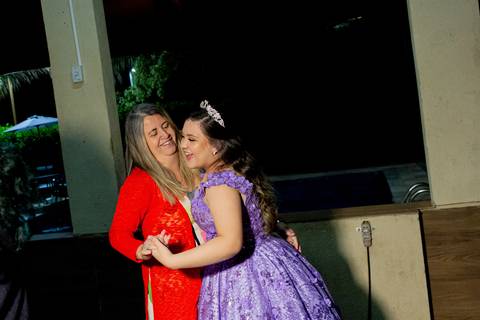 A magia de uma noite inteira em um só olhar. ✨ Foi assim que a Isabella viveu seu conto de fadas de 15 anos aqui em Ribeirão Preto. Mais que fotos, capturamos a essência de um sonho realizado. Do brilho no vestido à felicidade no olhar, cada detalhe conta'