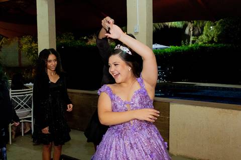 A magia de uma noite inteira em um só olhar. ✨ Foi assim que a Isabella viveu seu conto de fadas de 15 anos aqui em Ribeirão Preto. Mais que fotos, capturamos a essência de um sonho realizado. Do brilho no vestido à felicidade no olhar, cada detalhe conta'