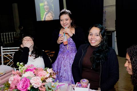 A magia de uma noite inteira em um só olhar. ✨ Foi assim que a Isabella viveu seu conto de fadas de 15 anos aqui em Ribeirão Preto. Mais que fotos, capturamos a essência de um sonho realizado. Do brilho no vestido à felicidade no olhar, cada detalhe conta'